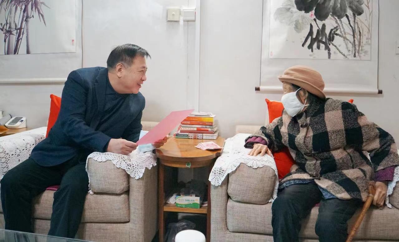 情下废干部 慰问暖人心 ——MG不朽情缘集团发展春节前走访慰问